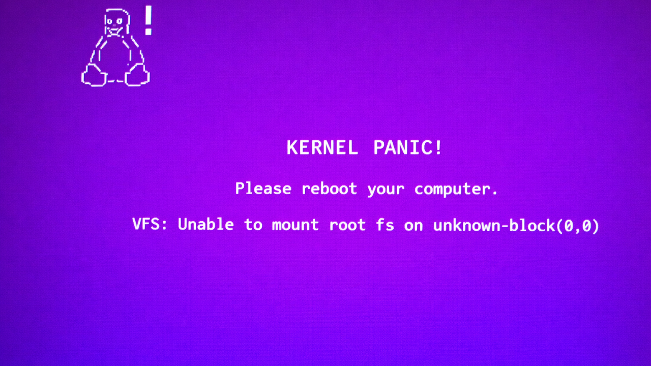 Screen with a linux penguin logo, with the text : Kernel panic ! Please reboot your computer. VFS: Unable to mount root fs on unknown-block(0,0)